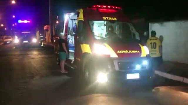 Carros colidem e atingem muro e portão de residência no Interlagos