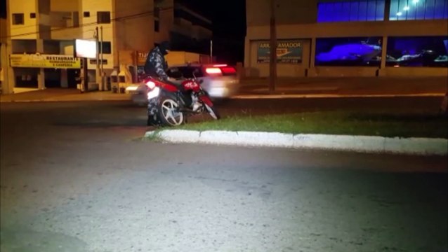 Motociclista sofre queda ao tentar fugir de abordagem do Choque