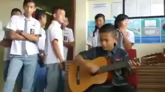 WTF!!! BUKAN PENGAMEN KALENG-KALENG, BOCAH BERSUARA EMAS NYANYIKAN LAGU TITIP RINDU BU4T AYAH