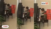 Sambil tunggu pesanan diambil, penghantar makanan tunjuk bakat main piano