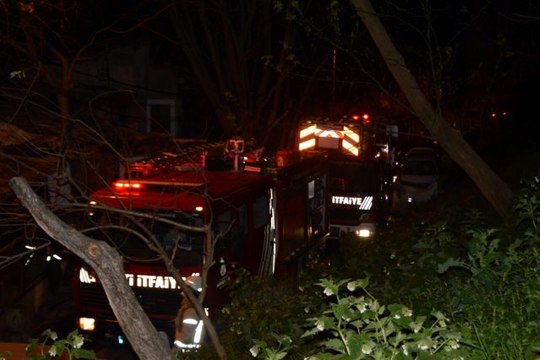 Şişli'de iki katlı ahşap bina alev alev yandı