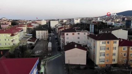 Çatıdaki gençlere dronela polis anonsu: "Çatıda ne işiniz var? Sosyal mesafeye de uymamışsınız"