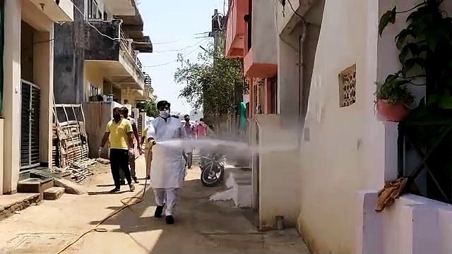 खेतो में दवाई छिड़कने वाली मशीन से घरों को सैनेटाइज करने खुद मैदान में उतरे भाजपा विधायक
