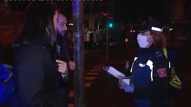 Las fuerzas de seguridad reparten mascarillas en el transporte público
