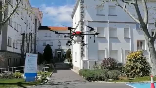 La UME sanea banco por banco dos iglesias en el municipio barcelonés de Sant Adrià de Besòs