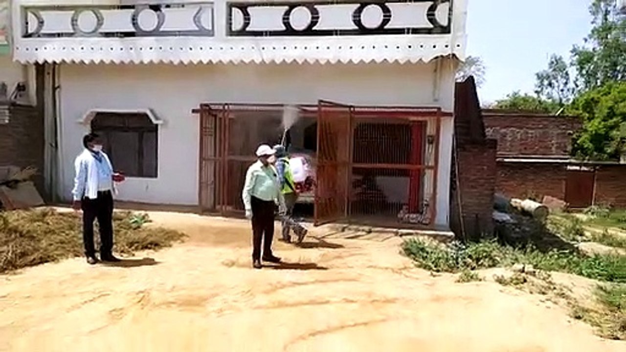 इटावाः भरथना नगरपालिका की टीम ने जसवंतनगर क्षेत्र में किया सैनिटाइजर का छिड़काव