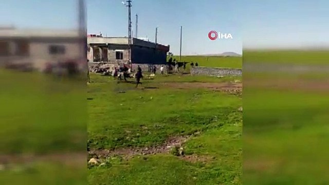 Jandarmayı karşılarında gören gençler nereye kaçacağını şaşırdı