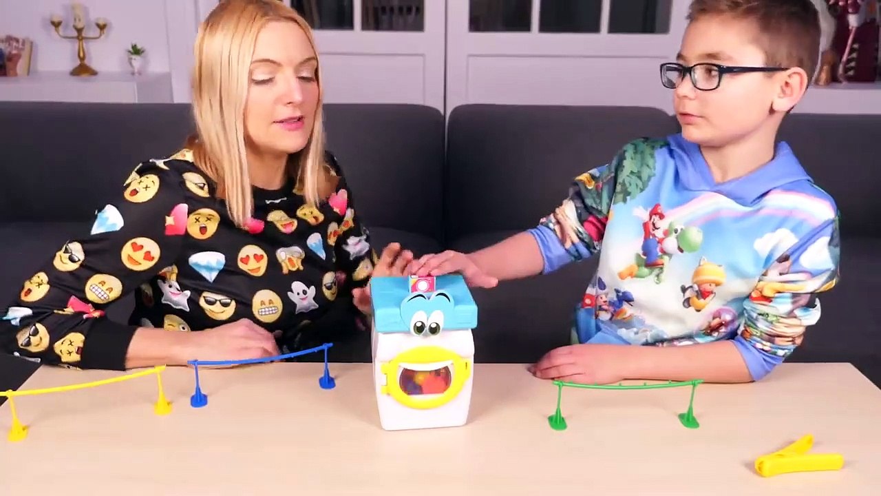 A QUI EST CETTE CHAUSSETTE SALE  Wally la machine à laver (jeu de société)