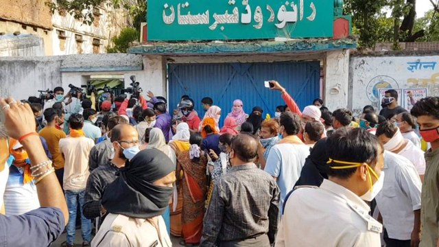 VIDEO: Locals protest against burial of coronavirus victim