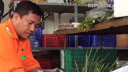 Layanan jual beli kebutuhan pokok di pasar tradisional secara daring tersebut diharapkan dapat mempermudah masyarakat untuk mendapatkan kebutuhan pokok .