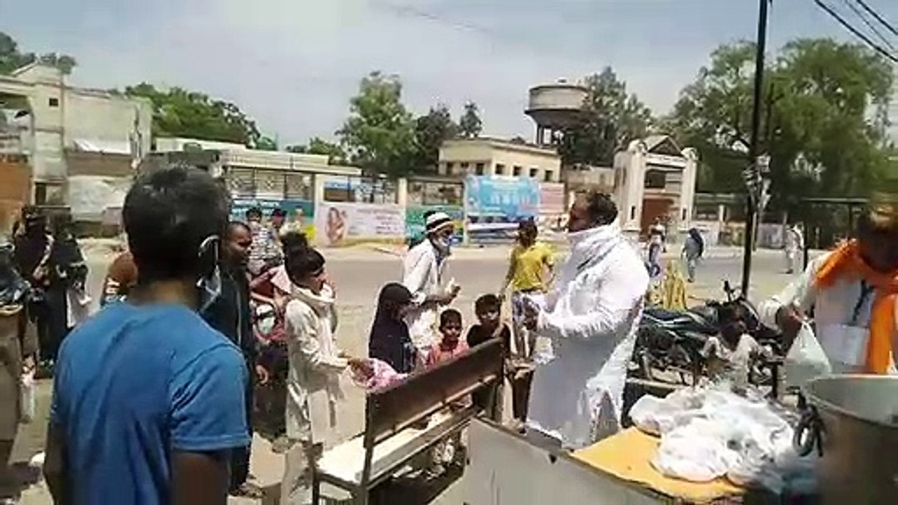 कैराना: लाॅकडाउन में 19 दिन से लगातार भूखों को खाना खिला रहें हैं समाजसेवी
