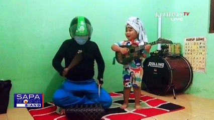 Mengatasi Kejenuhan Dirumah, Ayah dan Anak Bermain Musik dengan Kostum Unik