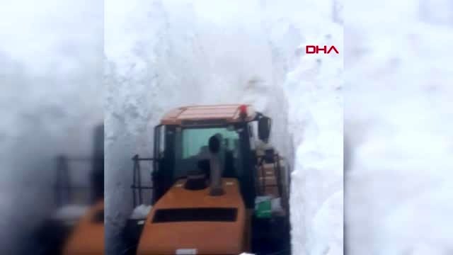 Askeri üs bölgesinin 5 metre karla kapanan yolu açıldı