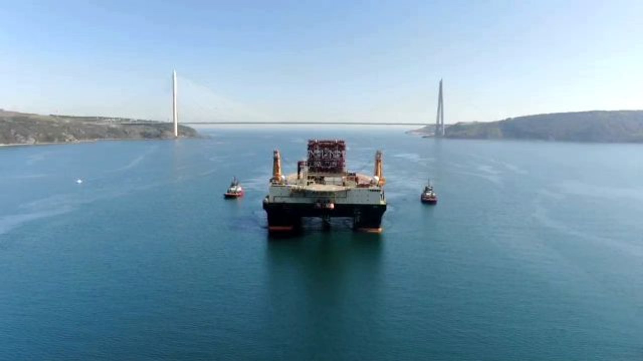 Dev petrol arama platformu "Scarabeo 9" İstanbul Boğazı'ndan geçiyor