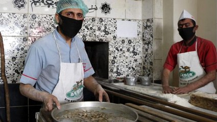 25 yıllık fırıncı, madeni paraları 180 derecede ısıttıktan sonra müşterilere veriyor