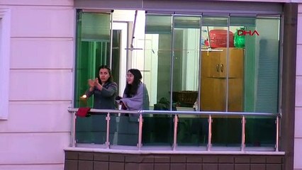 Kurdukları ses sistemi ile balkondan bilgi yarışması yaptılar