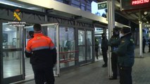 Guardia Civil reparte mascarillas en Valdemoro (Madrid