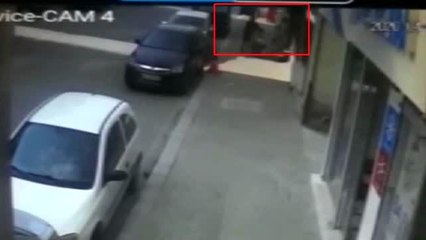 15 dakikada 2 motosiklet çalan hırsızlar kamerada