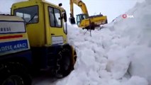 Kar kalınlığının 7-8 metre olduğu bölgede yol açma çalışması başlatıldı