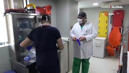 Скачать видео: Koronavirüsü yenen acil doktoru görevine alkışlarla döndü