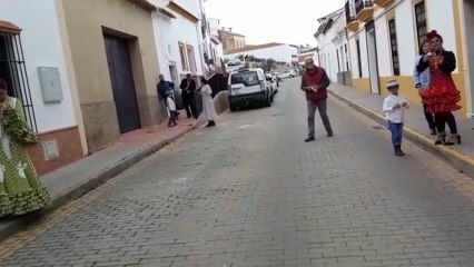 Vecinos de Villanueva de los Castillejos (Huelva) celebran una romería en la calle.