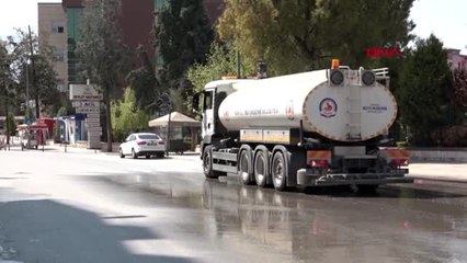 Hastane önleri yıkanıp dezenfekte edildi