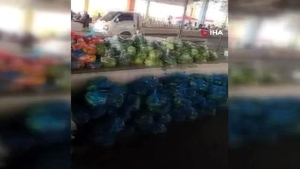 Pazarcılar poşetler dolusu sebze ve meyveleri ihtiyaç sahiplerine dağıttı