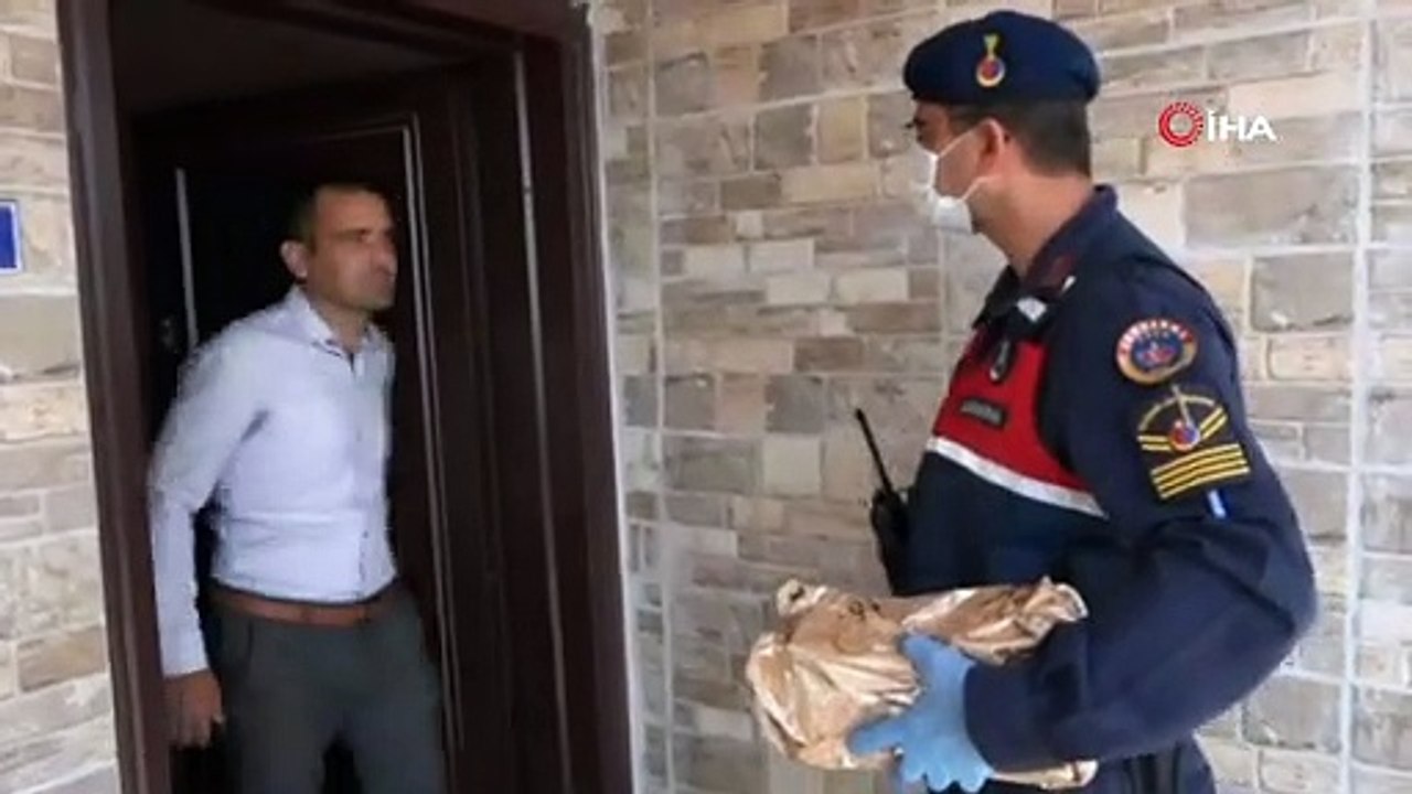 Jandarma, sokağa çıkması yasak olan ve kaçış anıyla gündem olan Muhammed'e oyuncak hediye etti