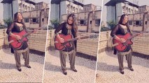 लॉकडाउन के बिच गिटार लेकर सिंगिंग करने उतर आयी Rani Chatterjee