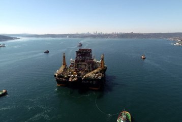 Dev petrol arama platformunun boğazdan geçişi havadan görüntülendi