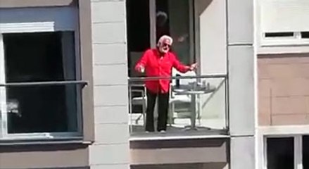 Fedon bu kez tabakları balkondan kırdırdı