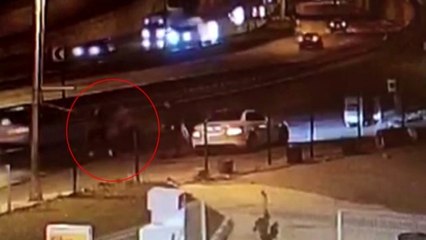 Eski sevgilisini yola fırlatıp dakikalarca dövdü