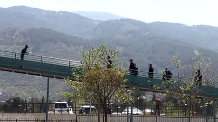 Bıçak zoruyla üst geçidi kapatan kişi gözaltına alındı
