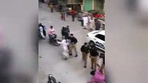 Koronavirüs | Pakistan'da polis, sokağı çıkma yasağına uymayanları dövdü; görüntüler tepkiye neden oldu