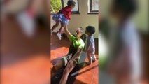 Cristiano Ronaldo entrena en casa con la ayuda de sus hijos