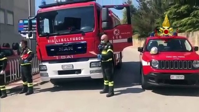 Caltanissetta - Forze dell'ordine omaggiano il personale dell'ospedale Sant'Elia (13.04.20)