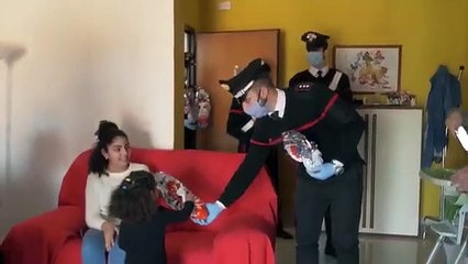 Eboli (SA) - I Carabinieri regalano uova di cioccolato e alimenti a case famiglia (13.04.20)