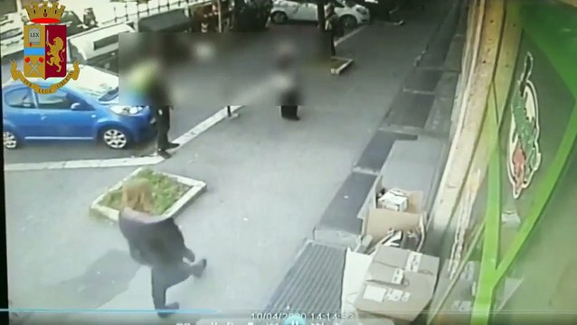 Roma - Rapina negozio di animali con mascherina e tuta antipioggia (13.04.20)