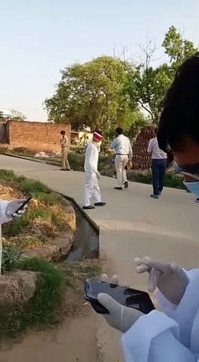 इटावा: गांव में पहुंची स्वास्थ्य विभाग की टीम