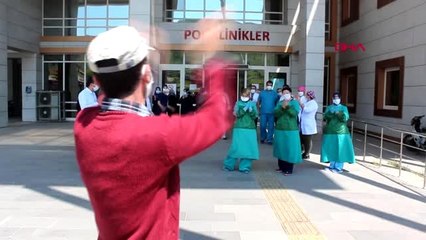 MANİSA Koronavirüsten tedavi olanlar, alkışlarla taburcu oldu