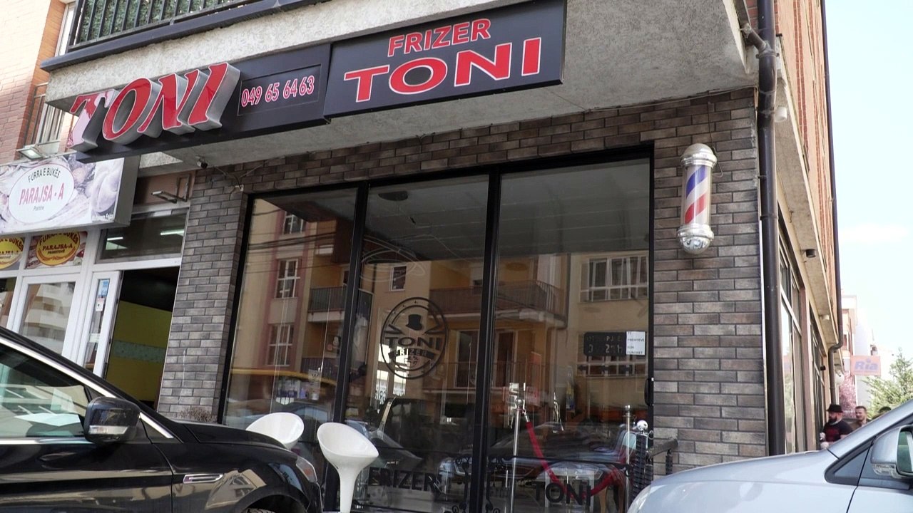 حلاق متنقل في بريشتينا يقدم خدماته للسكان المحجوزين بسبب كورونا