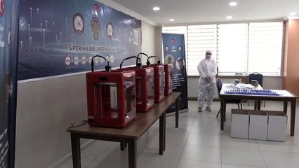 Polisler kendi ihtiyaçları için yüz koruyucu siperlik üretiyor