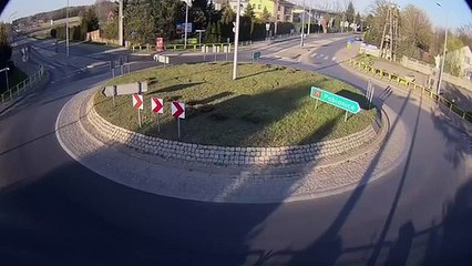 Une voiture décolle à un rond-point