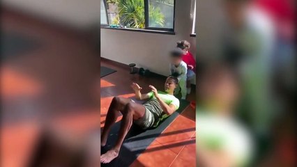 Cristiano Ronaldo entrena en casa con la ayuda de sus hijos