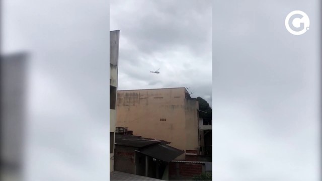 Helicóptero da PM sobrevoa bairros de Cariacica após veículso serem incendiados