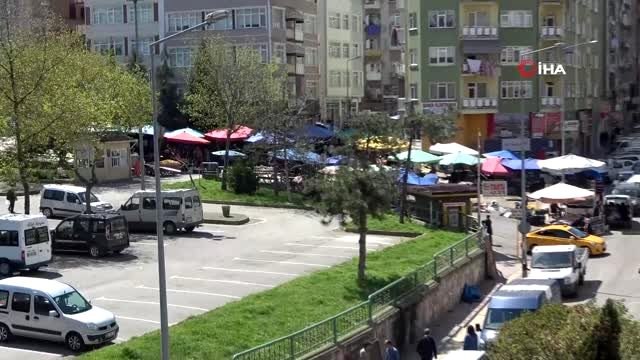 Sokağa çıkma yasağının ardından vatandaşlar pazara yöneldi