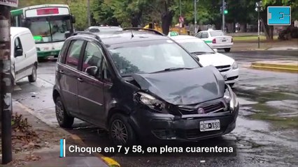 Un violento choque en el Centro terminó con un semáforo tirado