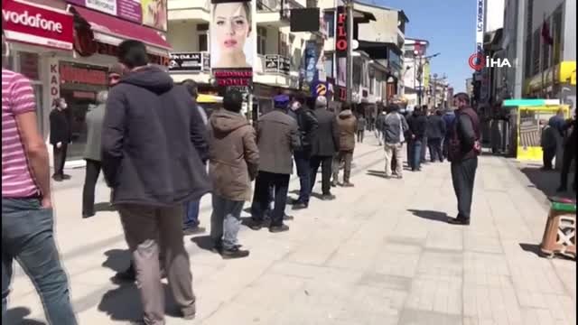 Ağrı'da kuyruğa giren vatandaşlar sosyal mesafe kuralını hiçe saydı