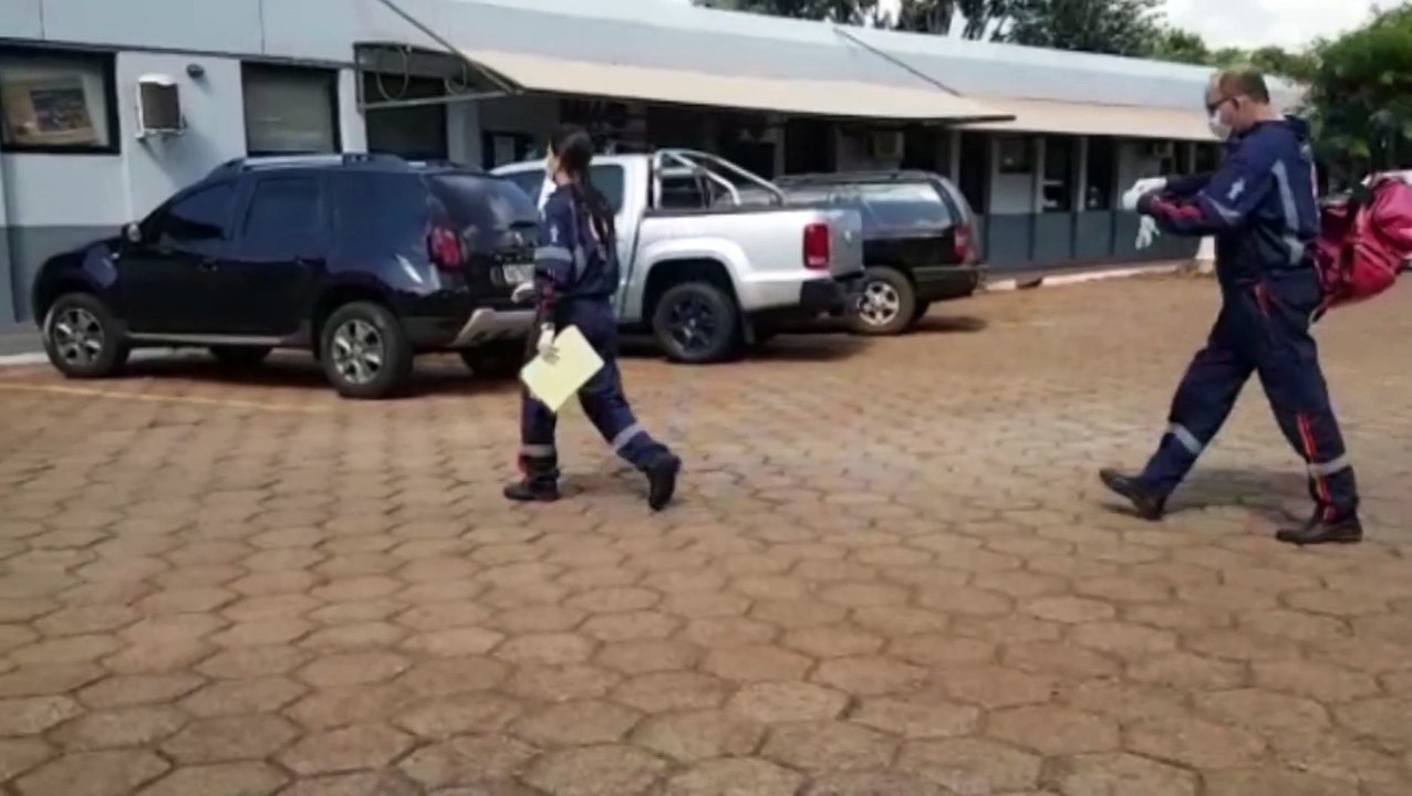 Socorristas do Samu atendem morador de rua caído em frente a Delegacia
