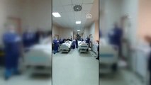 Kovid-19 hastaları yoğun bakımdan servise alkışlarla uğurlandı